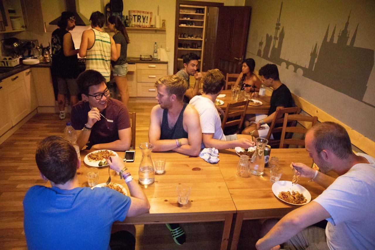 Onefam Miru Hostel Praha Bagian luar foto