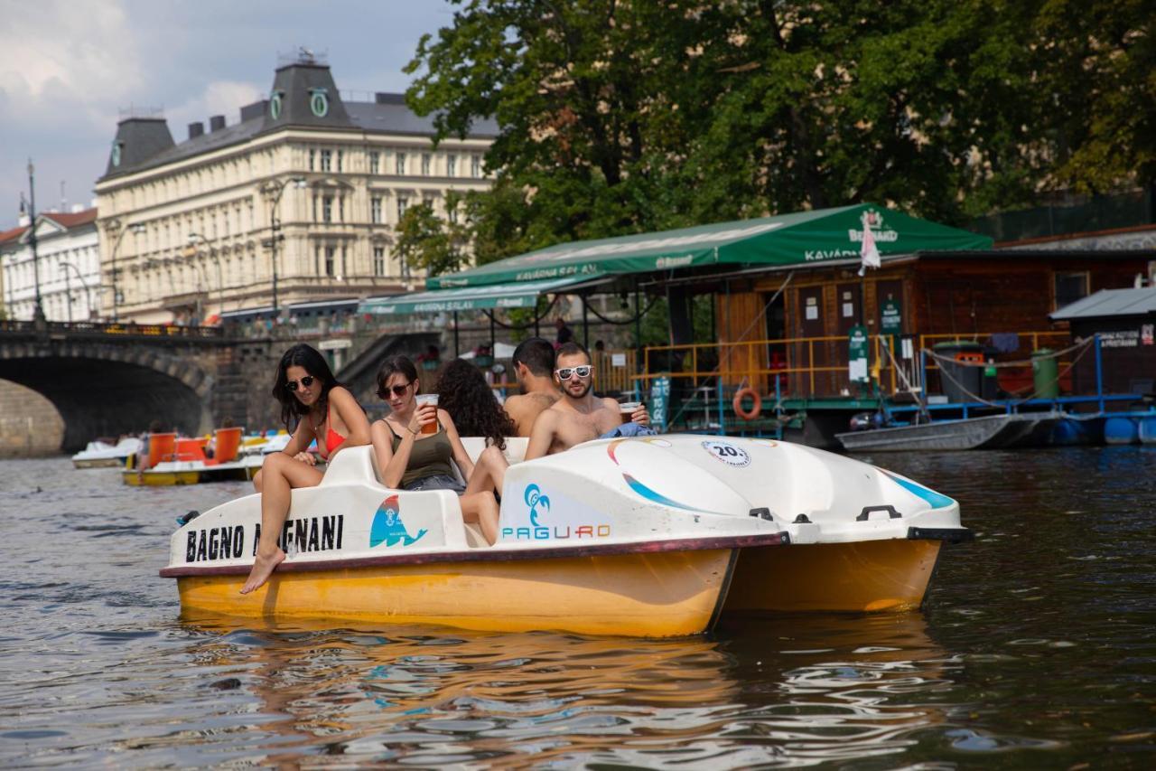 Onefam Miru Hostel Praha Bagian luar foto
