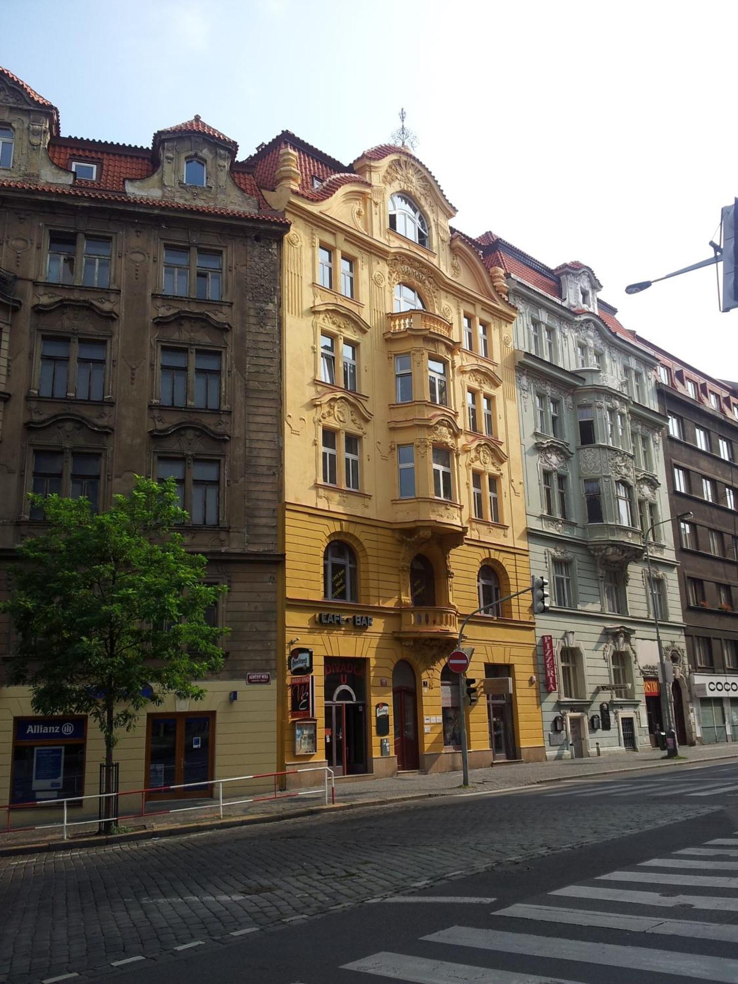 Onefam Miru Hostel Praha Bagian luar foto