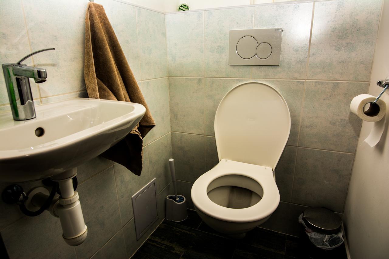 Onefam Miru Hostel Praha Bagian luar foto