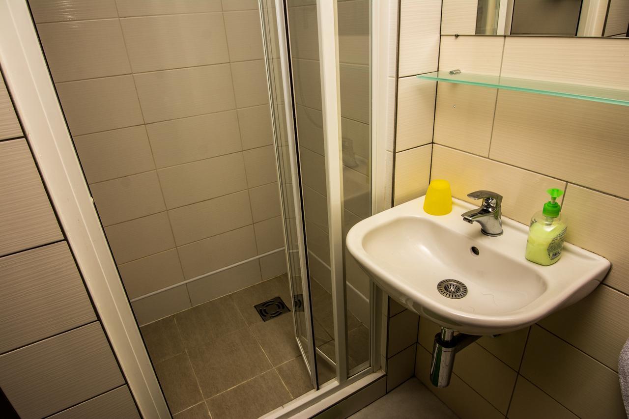 Onefam Miru Hostel Praha Bagian luar foto
