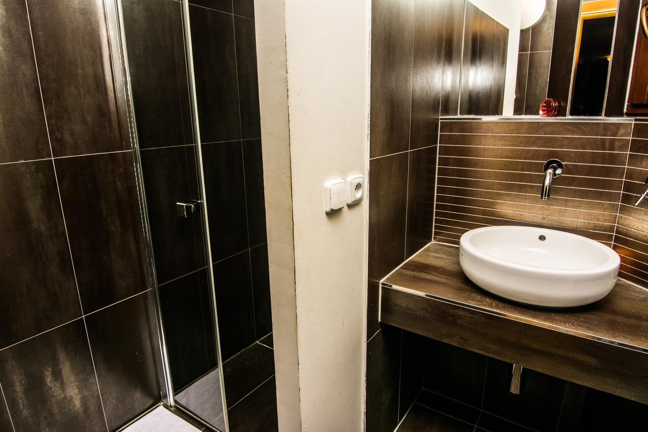 Onefam Miru Hostel Praha Bagian luar foto