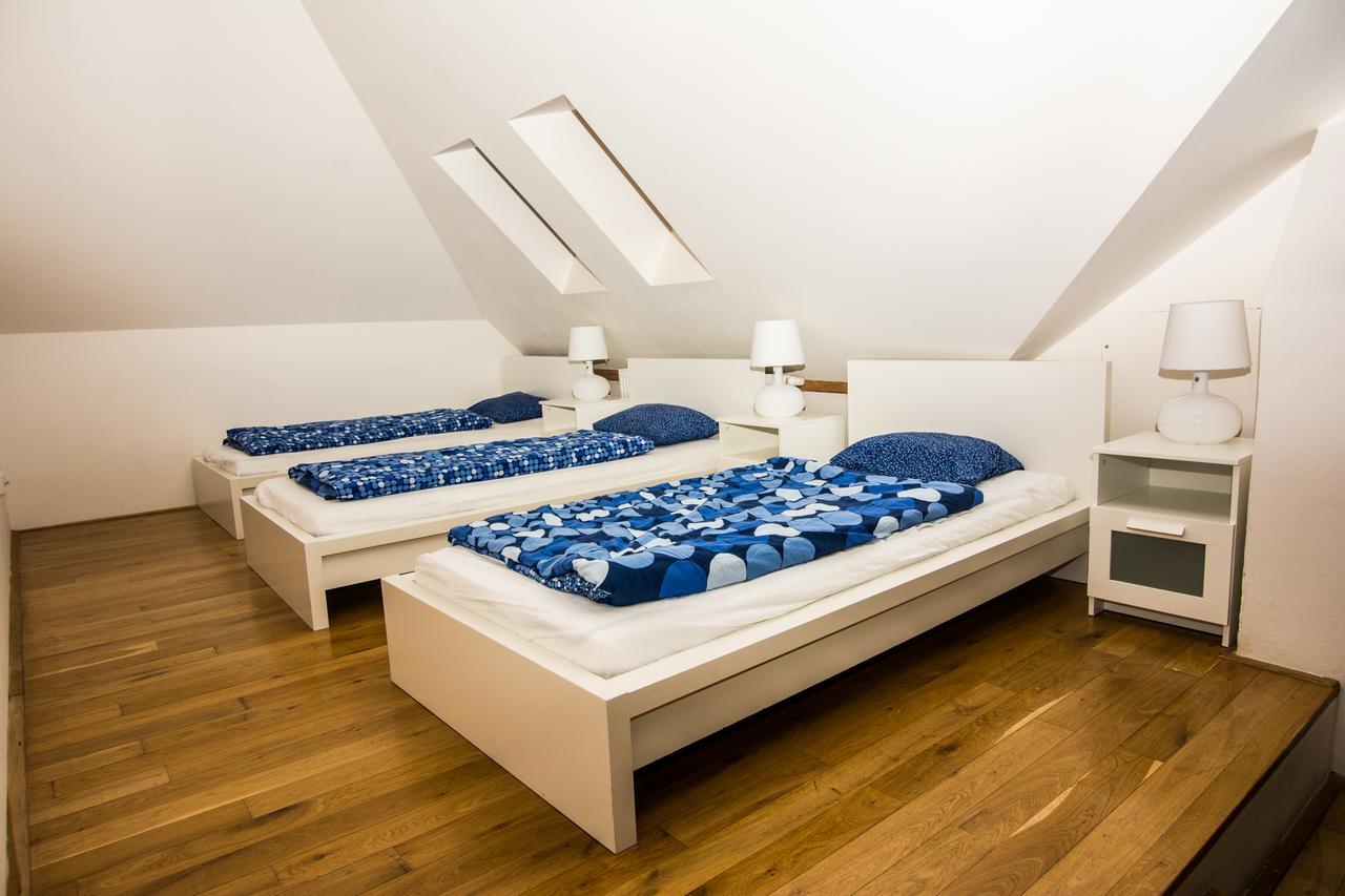 Onefam Miru Hostel Praha Bagian luar foto