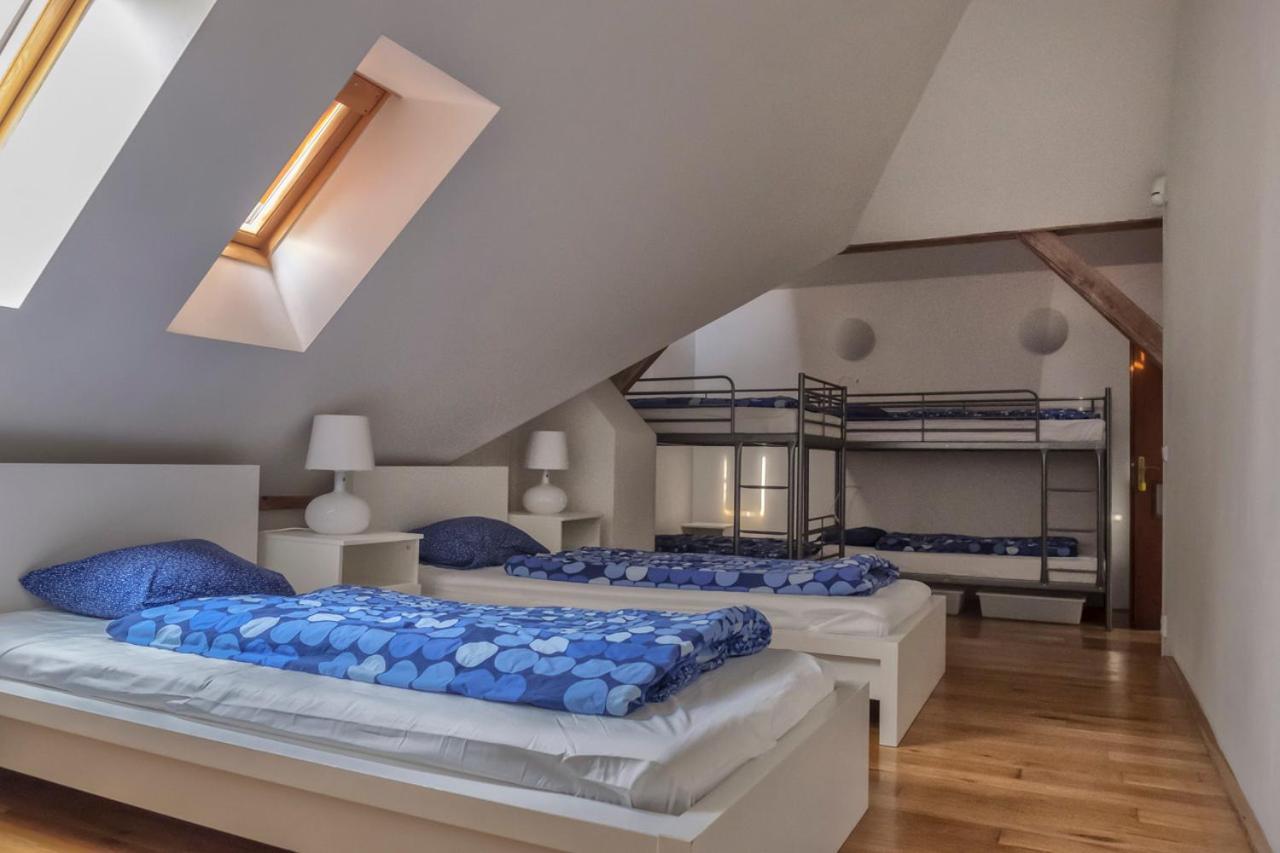 Onefam Miru Hostel Praha Bagian luar foto