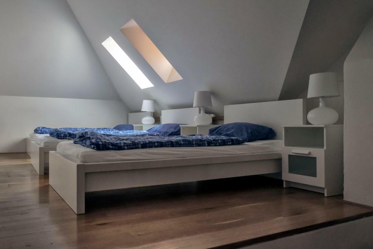 Onefam Miru Hostel Praha Bagian luar foto
